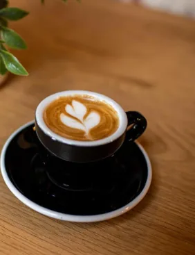 Una taza con arte latte en forma de hoja