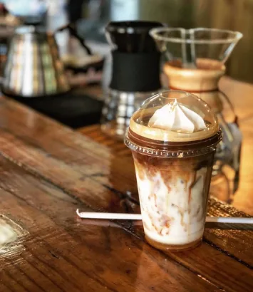 Un café frío con crema en la barra