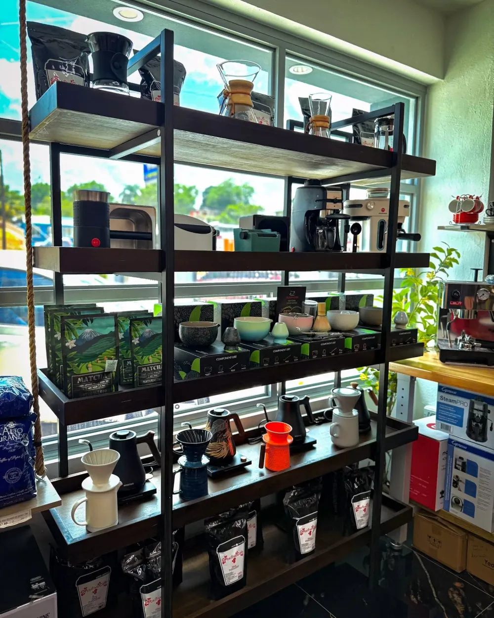 Estantes de La Bodega con máquinas y productos de café