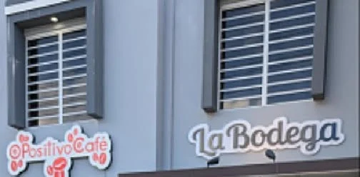 Fachada de La Bodega: las ventanas de los altos, sobre los letreros de O Positivo Café y La Bodega