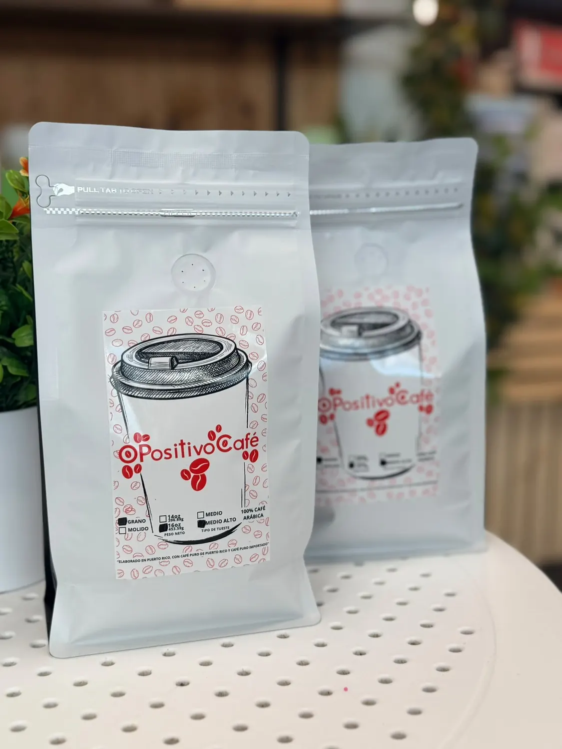 Bolsas de Café O Positivo en el mostrador