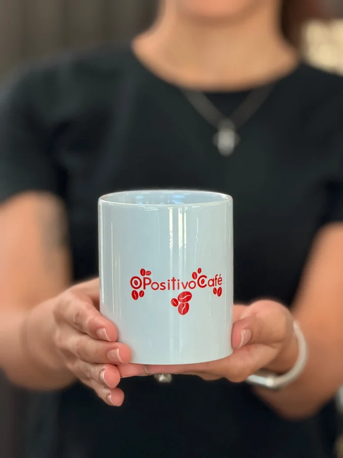 Taza blanca con el logo de O Positivo Café